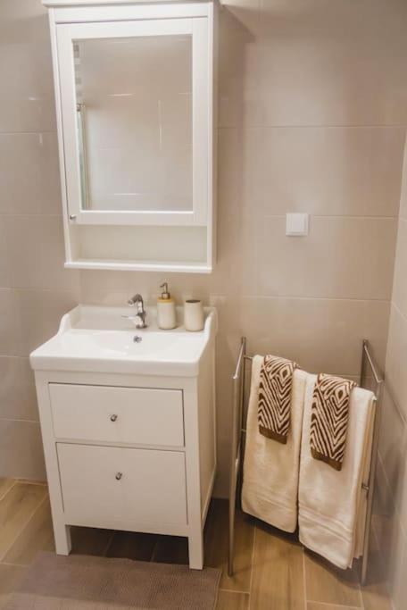 Lovely & Bright Renovated Apt. W/ Balcony In 拉哥斯 外观 照片